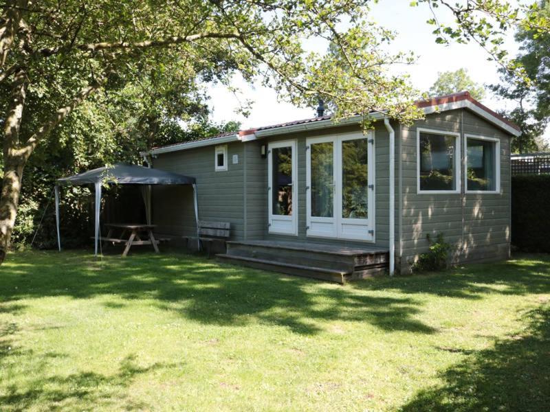 Villa Een Chalet Met Prive Sauna En Tuin Tzummarum Exterior foto